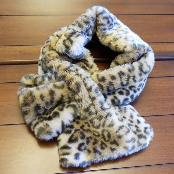 None Accessories - FAUX FUR 🐆 NECK WRAP